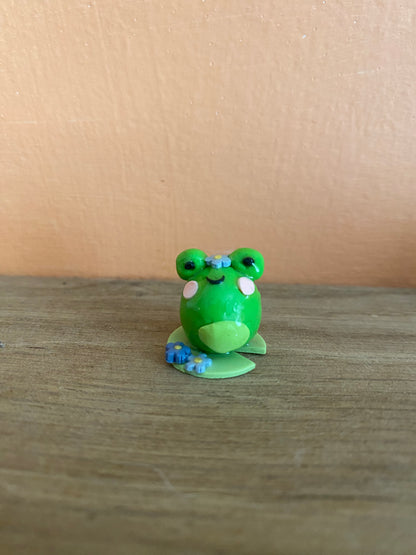 Froggy desk buddies