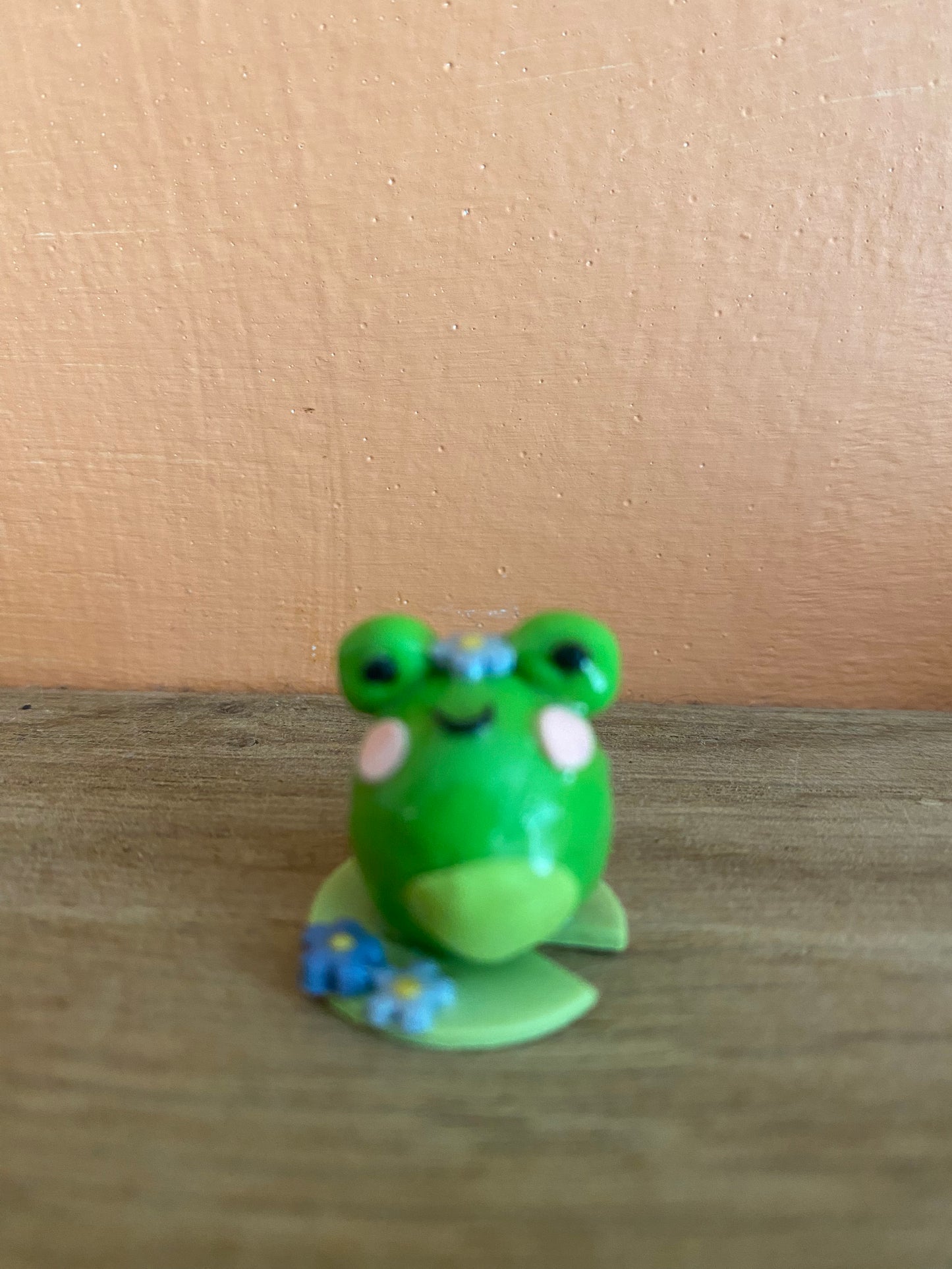 Froggy desk buddies