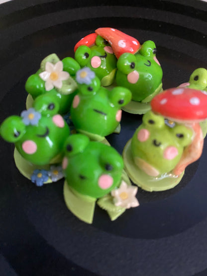 Froggy desk buddies