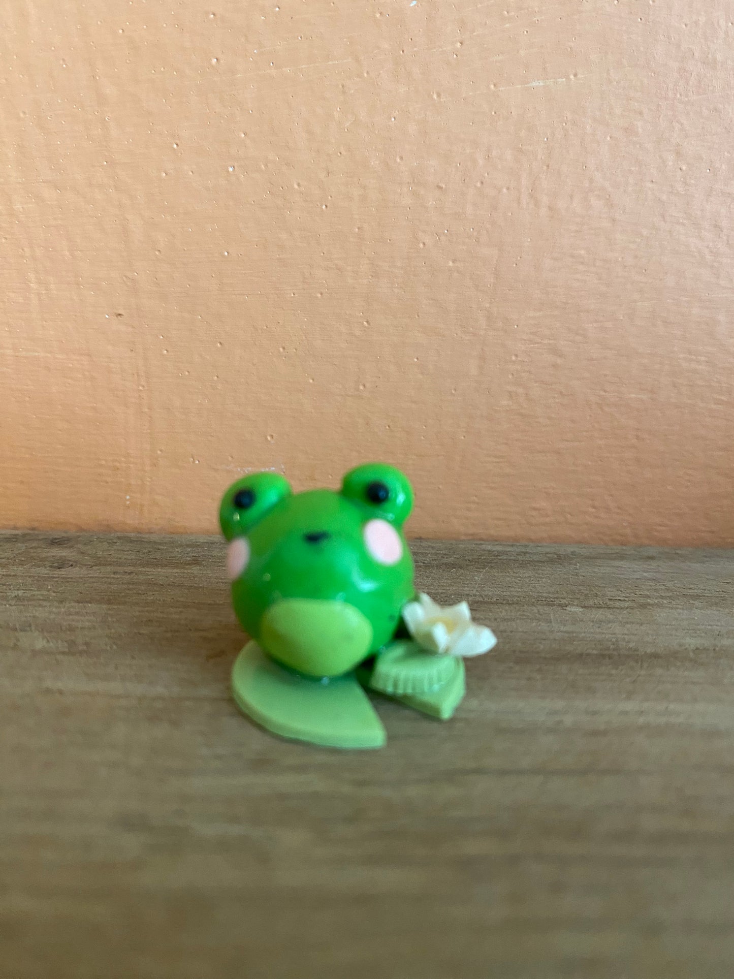 Froggy desk buddies