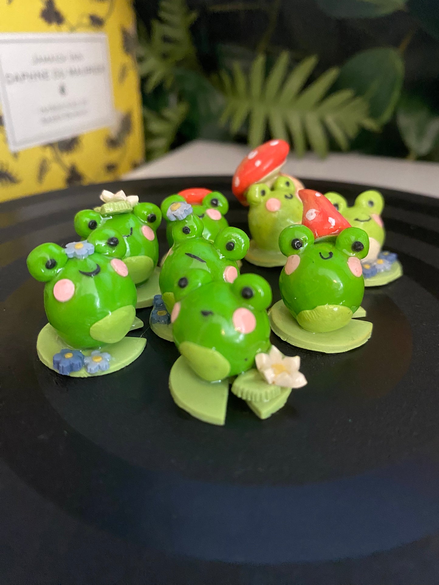 Froggy desk buddies