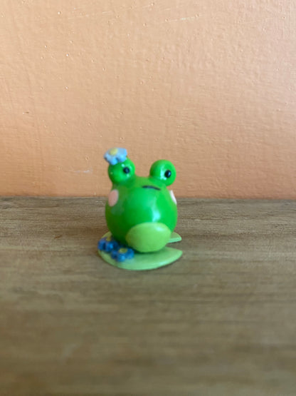 Froggy desk buddies